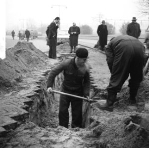Geen aardgas in Rotterdam-Zuid, arbeiders van de Gasunie bezig met het controler, Bestanddeelnr 918-7247