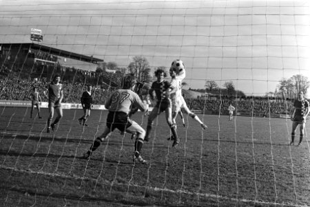 Geels kopt het eerste doelpunt langs keeper Vieten, Bestanddeelnr 929-0685