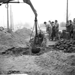 Geen aardgas in Rotterdam-Zuid, arbeiders van de Gasunie bezig met het controler, Bestanddeelnr 918-7246