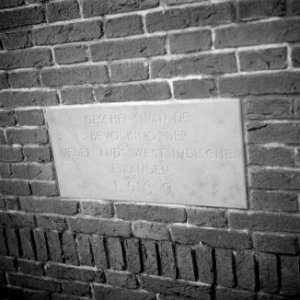 Gedenksteen ingemetseld in het zomerhuisje bij paleis Soestdijk, Bestanddeelnr 255-7875
