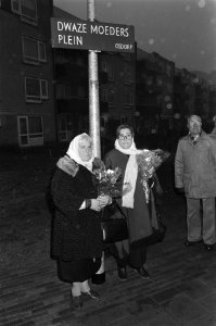 Gedenksteen onthuld op Dwaze Moedersplein te Amsterdam-Osdorp door voorzitter He, Bestanddeelnr 933-5941 photo