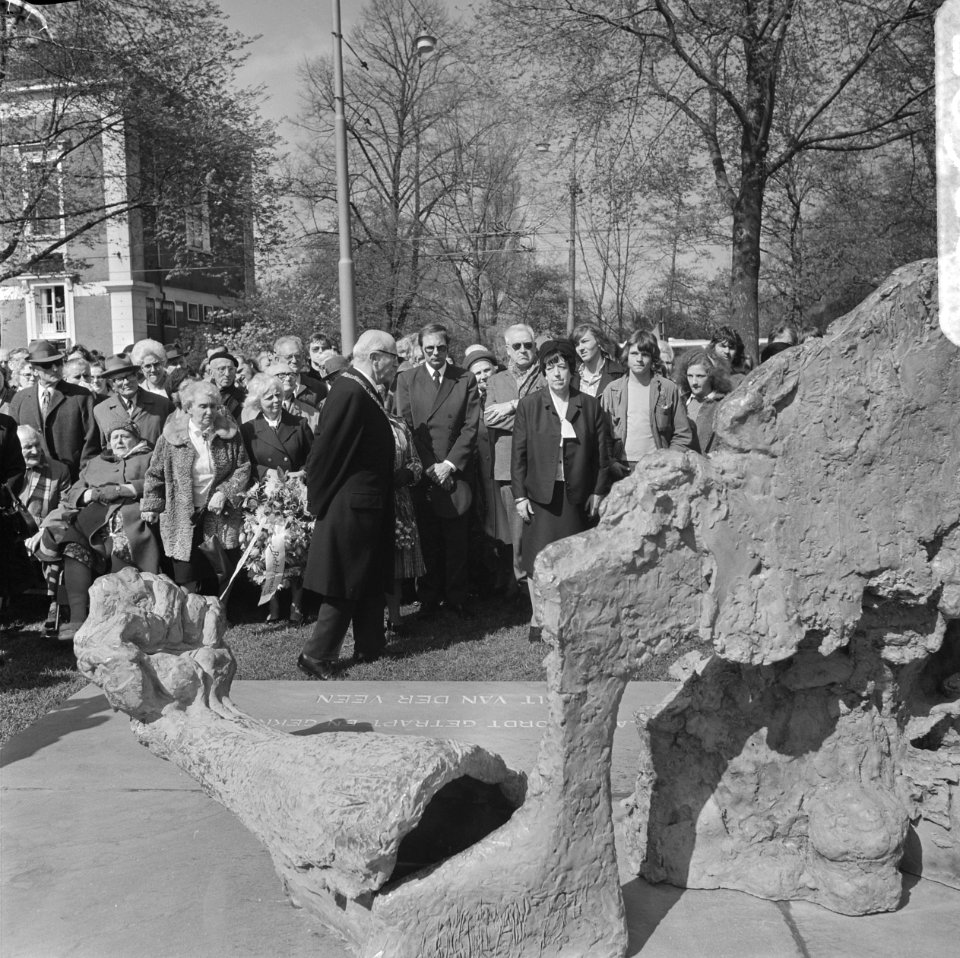 Gedenkteken voor Gerrit van der Veen onthuld, gezelschap bij beeld, Bestanddeelnr 926-3882