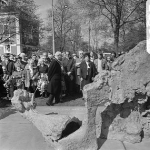 Gedenkteken voor Gerrit van der Veen onthuld, gezelschap bij beeld, Bestanddeelnr 926-3882