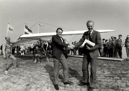 Gedeputeerden de Boer en Van Gelder. Stortplaats Velsen, Recr. Spaarnwoude. Aangekocht van United Photos de Boer bv. - Negatiefnummer 26852 k 5 a. - Gepubliceerd in het Haarlems Dagblad van 11.10.1986