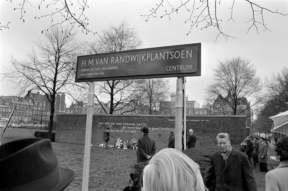 Gedenkplaat onthuld gewijd aan koningin Juliana van Randwijck op Weteringcircuit, Bestanddeelnr 923-4901