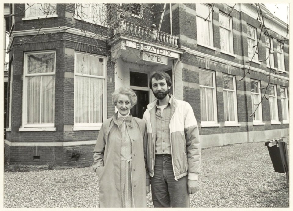 Geertje en zoon Hans Becker voor het voormalige hotel Beatrix aan de Zijlweg 196-198. NL-HlmNHA 54013827