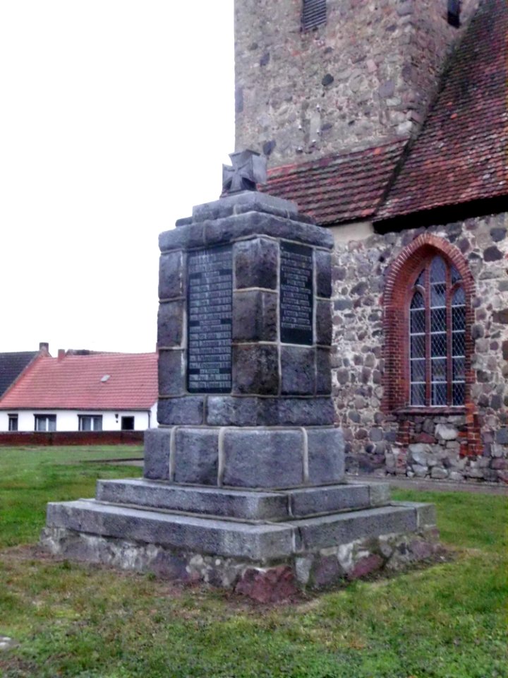 Gefallendenkmal Görike 2011