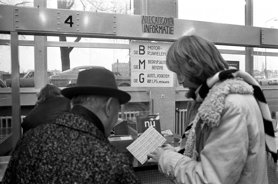 Gegadigden bekijken de benzenebonnen, Bestanddeelnr 926-8789