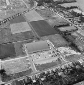 Gebouwen, hallen, parkeerplaatsen, autos, Bestanddeelnr 250-8749