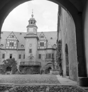 Gebouwen, exterieur, mensen, heesters, Bestanddeelnr 251-7619