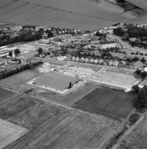 Gebouwen, hallen, parkeerplaatsen, autos, Bestanddeelnr 250-8748