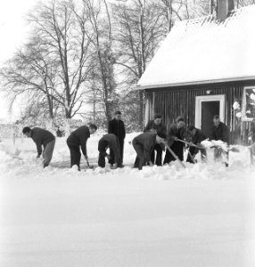 Gebouwen, mannen, sneeuwschuiven, Bestanddeelnr 251-8849