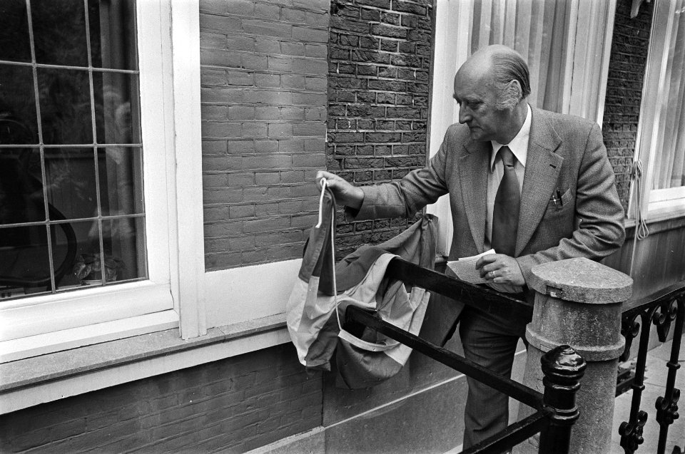 Gedenkstenen Mata Hari en Fie Carelsen in Den Haag , Paul Steenbergen en Wim Ibo, Bestanddeelnr 928-7718