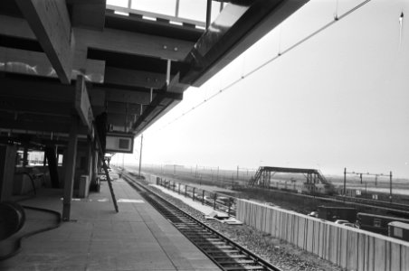 Gecombineerd trein- en metrostation in Bijlmermeer bijna gereed links het nieuw, Bestanddeelnr 928-4782