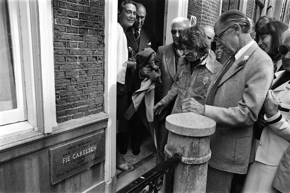 Gedenkstenen voor Mata Hari en Fie Carelsen in DenHaag , Paul Steenbergen (recht, Bestanddeelnr 928-7717
