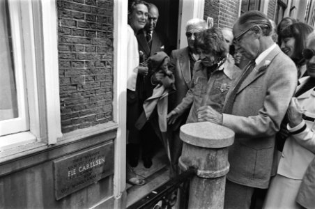 Gedenkstenen voor Mata Hari en Fie Carelsen in DenHaag , Paul Steenbergen (recht, Bestanddeelnr 928-7717