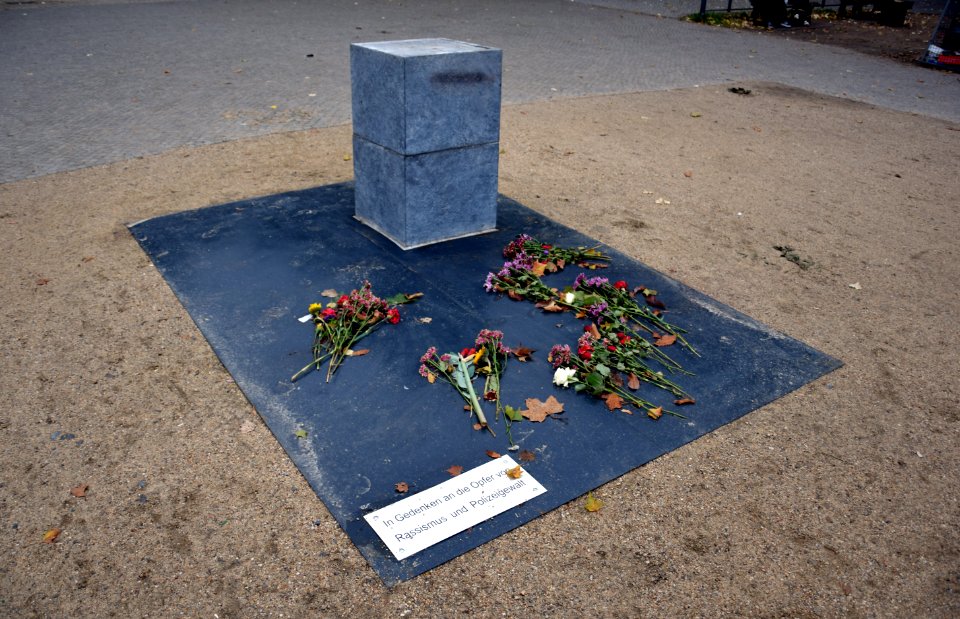 Gedenkstele für die Opfer von Rassismus und Polizeigewalt am Oranienplatz in Berlin-Kreuzberg