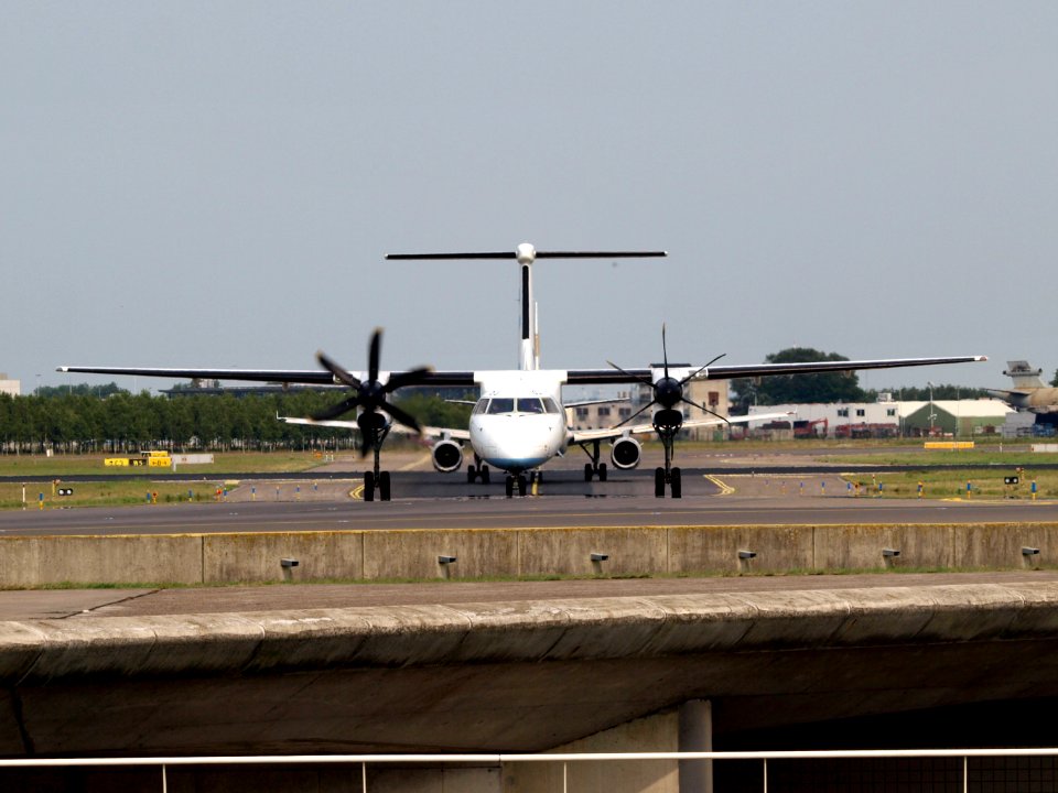 G-ECOJ Flybe De Havilland Canada DHC-8-402Q Dash 8 - cn 4229 taxiing 14july2013 pic-002