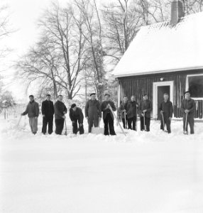 Gebouwen, mannen, sneeuwschuiven, Bestanddeelnr 251-8848