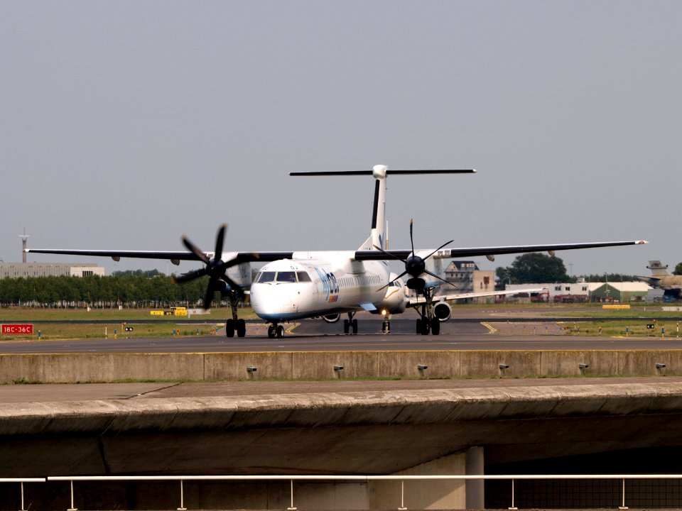 G-ECOJ Flybe De Havilland Canada DHC-8-402Q Dash 8 - cn 4229 taxiing 14july2013 pic-003