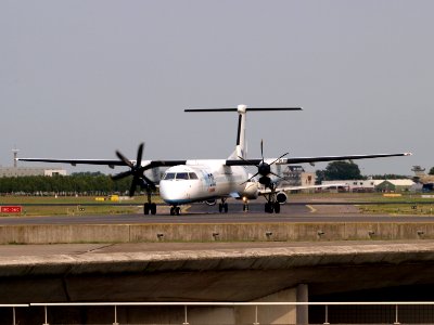 G-ECOJ Flybe De Havilland Canada DHC-8-402Q Dash 8 - cn 4229 taxiing 14july2013 pic-003