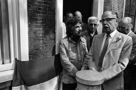 Gedenkstenen Mata Hari en Fie Carelsen in Den Haag , Paul Steenbergen en Wim Ib…, Bestanddeelnr 928-7719