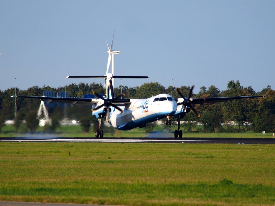 G-ECOE Flybe De Havilland Canada DHC-8-402Q Dash 8 - cn 4212 landing pic1