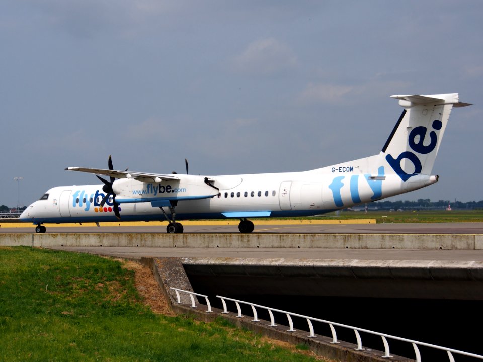 G-ECOM Flybe De Havilland Canada DHC-8-402Q Dash 8 - cn 4233 taxiing 14july2013 pic-003
