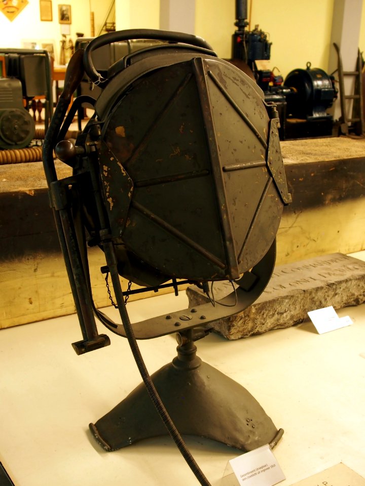 Gecombineerd draagbaar sein-, zoeklicht uit ongeveer 1910, Geniemuseum, Vught, foto 2