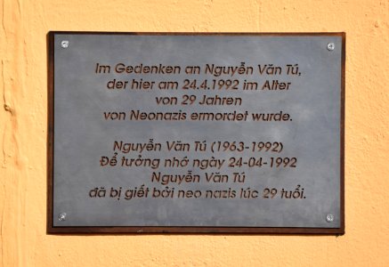 Gedenktafel in Berlin-Marzahn für den 1992 von Neonazis ermordeten Nguyễn Văn Tú