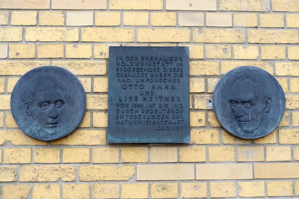 Gedenktafel Hessische Str 1 (Mitte) Otto Hahn Lise Meitner - copy 2.DSC00230