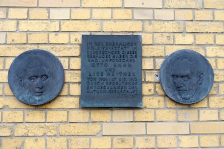 Gedenktafel Hessische Str 1 (Mitte) Otto Hahn Lise Meitner - copy 2.DSC00230
