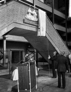Gedenksteen Markthallen voor gevallen Joodse medewerkers onthuld (ontwerp Hildo Krop), Bestanddeelnr 910-7458
