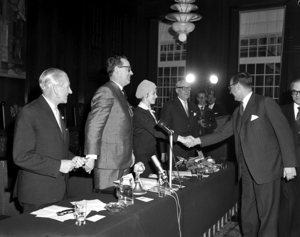 Gedenktegel tgv Zilveren Huwelijksfeest voor Burgemeester Van Hall Willy Wald, Bestanddeelnr 913-6895