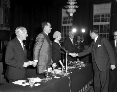 Gedenktegel tgv Zilveren Huwelijksfeest voor Burgemeester Van Hall Willy Wald, Bestanddeelnr 913-6895