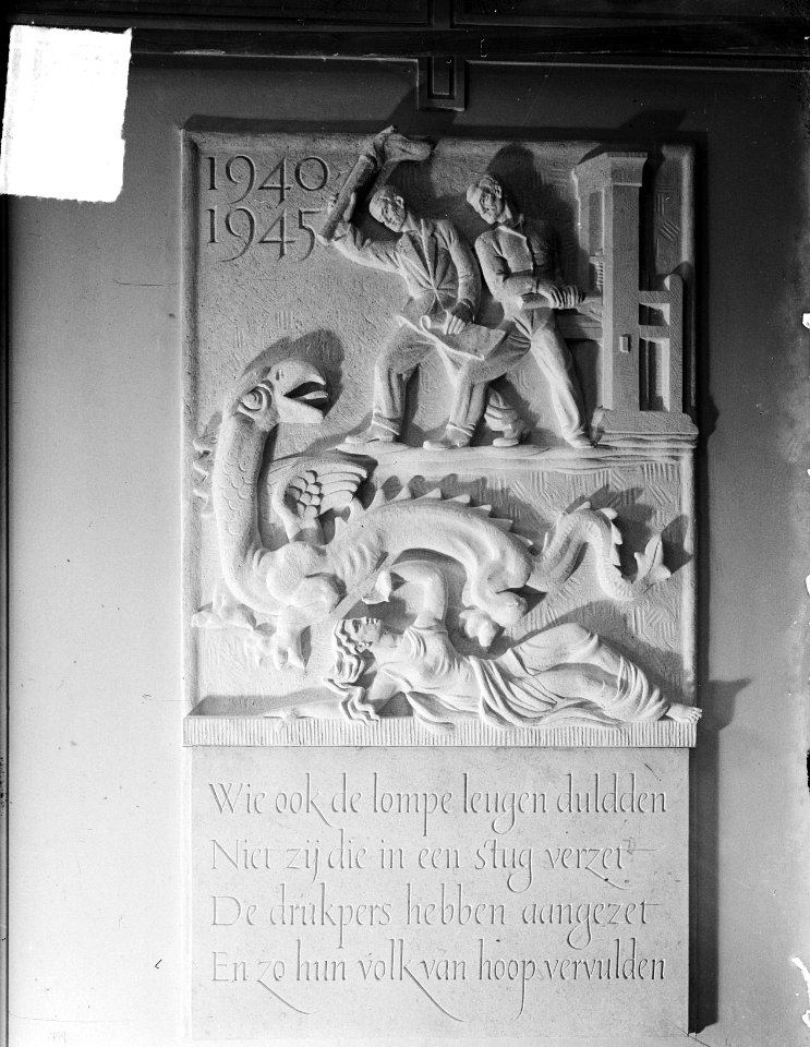 Gedenksteen ter nagedachtenis van gevallen drukkers, in het gebouw van het Koni…, Bestanddeelnr 903-9406