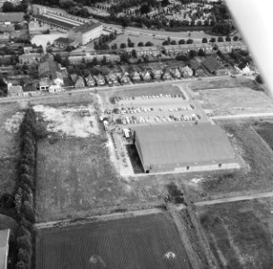 Gebouwen, hallen, parkeerplaatsen, autos, Bestanddeelnr 250-8747