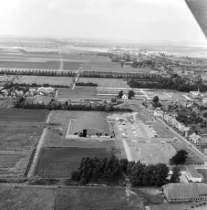 Gebouwen, hallen, parkeerplaatsen, autos, Bestanddeelnr 250-8751