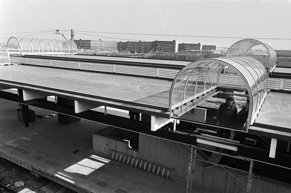 Gecombineerd trein- en metrostation in Bijlmermeer bijna gereed werklieden bezi, Bestanddeelnr 928-4781