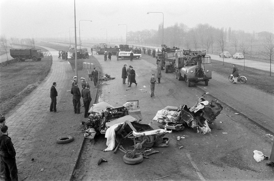 Gecompliceerde autobotsing op de Schellingerwoudweg te Amsterdam, Bestanddeelnr 914-9084