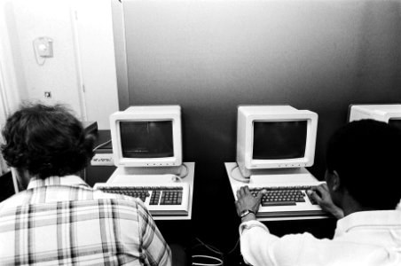 Gebouwen, kantoren, openingen, computers, Bestanddeelnr 930-2925
