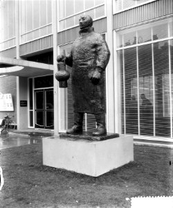 Gedenkteken op het Sluisplein in IJmuiden voor omgekomen vissers, Bestanddeelnr 907-1750
