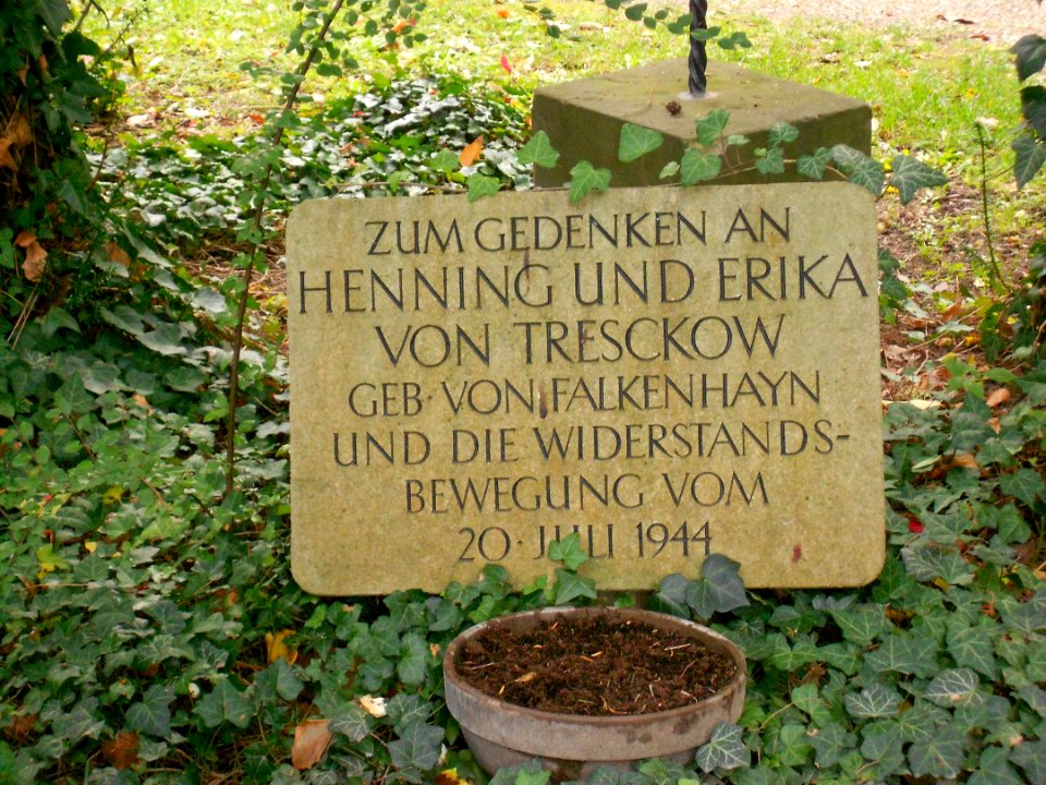 Gedenkstein Henning v Tresckow