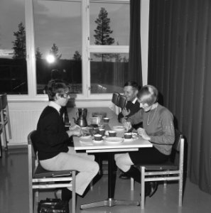 Gebouwen, interieur, tafels, stoelen, kantines, eten, Bestanddeelnr 253-6440