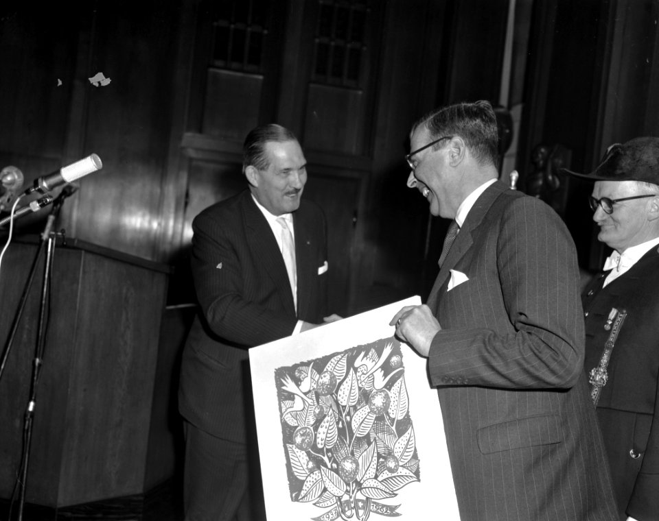 Gedenktegel tgv Zilveren Huwelijksfeest voor Burgemeester Van Hall Willy Wald, Bestanddeelnr 913-6894