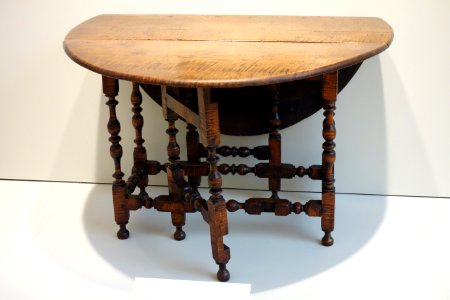 Gateleg Table, New England, 1715-1730, maple with tulip poplar - Chazen Museum of Art - DSC02603