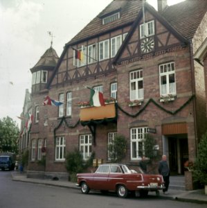 Gebouwen, auto's, vlaggen, Bestanddeelnr 254-7345