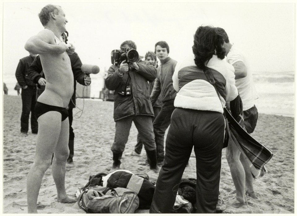 Gauw aankleden na de Nieuwjaarsduik op 1 januari 1984