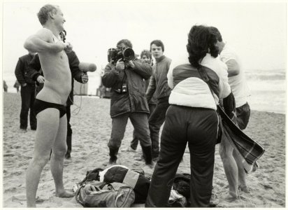 Gauw aankleden na de Nieuwjaarsduik op 1 januari 1984