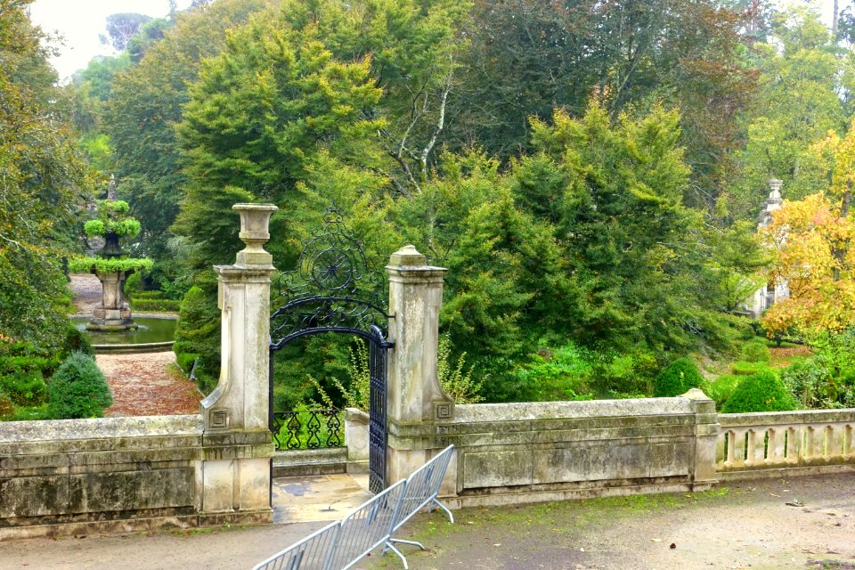 Gate and fountain - Jardim Botânico da Universidade de Coimbra - Coimbra, Portugal - DSC08797